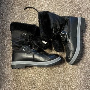 Khombu Size 8  Black Snow Boots Excellent Condition
